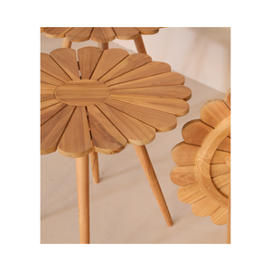 Elegante mesa auxiliar con detalles florales, fabricada con madera de teca de alta calidad, perfecta como mesa auxiliar para realzar el encanto de su sala de estar, con un acabado duradero. - Product Image 2