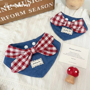 Babero triangular de mezclilla BaLang para mascotas con lazo rojo a cuadros para perros y gatos, accesorios lavables para mascotas para todas las estaciones - Product Image 1