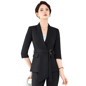 Traje de falda profesional para mujer, moderno y elegante, estilo diurna, ideal para recepcionistas de hotel. - Product Image 5