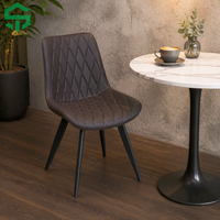 Chaise de salle à manger simple en similicuir brun foncé avec motif diamant et pieds en métal noir robustes pour cuisine et café