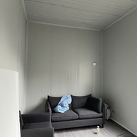 Maisons préfabriquées en conteneurs Xinheng à assemblage rapide, en panneaux sandwich d'acier, respirantes, au design moderne, durables et résistantes aux intempéries
