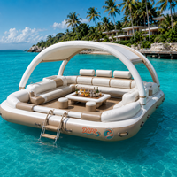 Plateforme aquatique gonflable commerciale avec abri en dôme, sièges rembourrés et table en bois pour le tourisme côtier