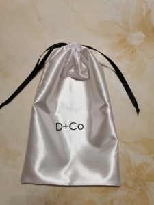 ถุงใส่ผมวิกซาตินหรูหราขนาด 40*30 ซม. พร้อมโลโก้สั่งทำ ขนาด 10*4 นิ้ว เชือกผูกแบบไหมย่อยสลายได้สำหรับบรรจุภัณฑ์ของขวัญ - Product Image 6