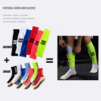 Un Ensemble de Chaussettes Antidérapantes Personnalisées à Logo et Manches de Compression Colorées, Rembourrées pour Football