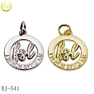 Vendita calda di gioielli e accessori custom lettere cave charms design forma rotonda ciondolo in metallo per collana