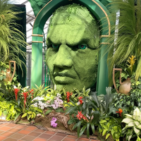Sculpture dynamique abstraite moderne de grande envergure en fibre de verre (avec yeux laser) – Installation de buste Hulk sur mesure