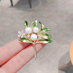 Broche de esmalte verde con hojas florales blancas para mujer, broches de lirio de los valles, joyería para mujer, accesorios de broche - Product Image 3