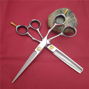 Tijeras de entresacar personalizables de 6 pulgadas, acero inoxidable 440C, para diestros, con mango dorado y una sola pieza. - Product Image 5