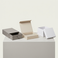 Boîte cadeau carrée rigide empilable de luxe en ivoire blanc avec logo personnalisé, embossage profond, pour solutions d'emballage haut de gamme