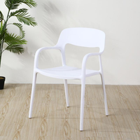 Chaise de salle à manger en plastique PP empilable avec accoudoirs, style nordique, pour extérieur, meubles de salon, fauteuil en plastique, vente en gros directe d'usine
