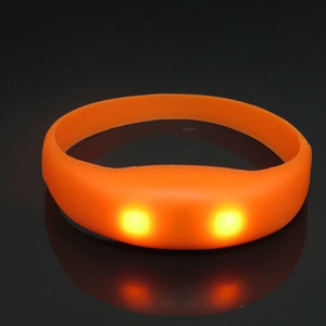 Bracelet LED clignotant en gros, bracelet en silicone promotionnel avec logo personnalisé pour accessoires de fête et de bar - Product Image 6