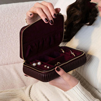 Boîte de rangement de bijoux portable personnalisée pour colliers et boucles d'oreilles, emballage cadeau, boîte de rangement de bijoux de voyage en cuir PU de luxe avec pochette