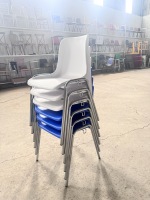 Chaise de conférence empilable en plastique ignifuge, avec système d'interverrouillage, pour événements et bureaux, avec pieds chromés et impression de logo