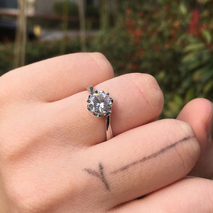 Anello Classico a Sei Punte con Zirconi, Gioiello Scintillante da Donna per Fidanzamento, Uso Quotidiano e Regalo - Product Image 1