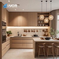 Ensemble d'armoires de cuisine modernes à finition brillante avec éclairage LED et mécanisme d'ouverture tactile pour un design intérieur de luxe