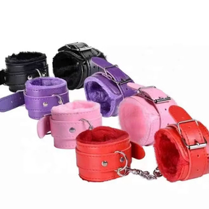 Équipement de bondage BDSS SM, menottes en cuir sexy noir, rouge et violet avec chaîne de retenue, imperméables et écologiques - Product Image 3