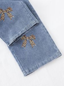 Completo Casual Primaverile 2026 per Bambina: Felpa Beige a Maniche Lunghe con Fiocchi Leopardati e Jeans a Gamba Larga - Product Image 5