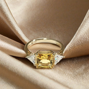 Anillo de Compromiso de Oro Amarillo de 14K Hecho a Mano con Morganita, Engaste de Puntas, Certificado, Moderno, Forma de Baguette, Baño de Rodio, para Boda - Product Image 2