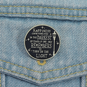 Citation positive épingles en émail le <span class=keywords><strong>bonheur</strong></span> peut être trouvé dans l'obscurité broches sac à dos vêtements revers Badge bijoux cadeau pour les amis - Product Image 1