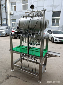 Máquina semiautomática de llenado y tapado de botellas de cerveza de 4 cabezales Sistema de línea de embotellado de 200 botellas/h a la venta - Product Image 4