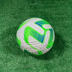 Ballon de football en PU personnalisé avec logo d'usine, prix compétitif, haute qualité, n° [Numéro]. 5 entraînements de football - Product Image 2
