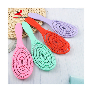 Brosse démêlante douce et imperméable infusée d'huile nourrissante pour cheveux bouclés, épais ou raides - Soins personnels - Product Image 5