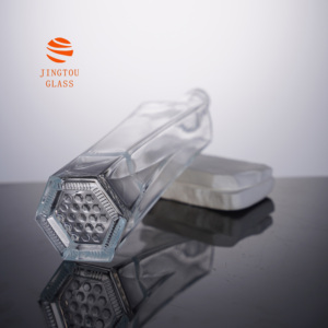 Botella <span class=keywords><strong>de</strong></span> Vino <span class=keywords><strong>de</strong></span> Vidrio Transparente Ovalada con Base Hexagonal Personalizable <span class=keywords><strong>de</strong></span> 10 ml y 500 ml, Apta para Whisky, <span class=keywords><strong>Vodka</strong></span> y Brandy - Product Image 3