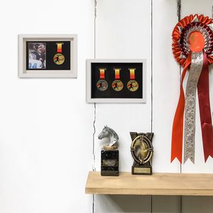 Cadre de présentation multifonctionnel blanc A4 3-en-1 pour 3 médailles, photos et souvenirs sportifs, à fixer au mur - Product Image 1