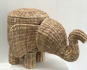 Sublimez votre espace avec le rangement Dumbo Bohemian, fabriqué en jacinthe d'eau naturelle, alliant charme écologique et polyvalence. - Product Image 1