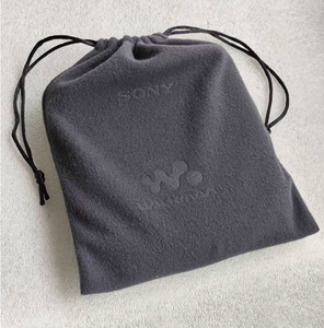 Sac cadeau en velours gris doux de luxe avec logo personnalisé en relief, pour bougies, résistant à l'humidité - Product Image 2