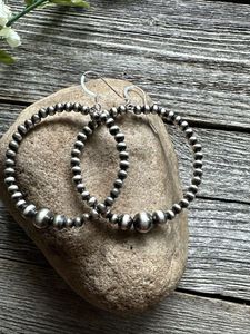 Boucles d'oreilles créoles élégantes en argent sterling oxydé avec perles, 2,6 pouces, courbes élégantes, estampées 925, pour les fêtes - Product Image 3