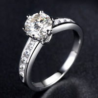 Bague en argent 925 plaqué rhodium avec moissanite ronde et pierres latérales en CZ serties à griffes