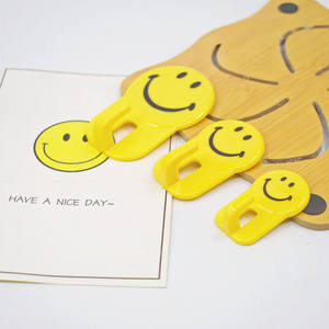 Ganchos con diseño de carita sonriente de dibujos animados, sin necesidad de taladrar, resistentes, con adhesivo sin residuos, aptos para cocinas y dormitorios, disponibles. - Product Image 2