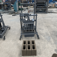 Petite machine mobile de fabrication de briques en ciment, fabricant de machines à briques creuses polyvalentes sans cuisson pour pavés