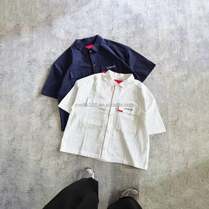 Chemise à manches courtes ample et légère en polyester 100 %, coupe décontractée, motif rayé, style streetwear, boutonnée - Product Image 1