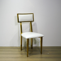 Chaise de salle à manger moderne de luxe en acier inoxydable massif avec dossier en trèfle à quatre feuilles doré et revêtement blanc pour villa et événements