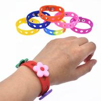 Sortiment aléatoire de 100 pièces de décorations pour chaussures en PVC souple, accessoires de bricolage, boucles de chaussures mignonnes et kawaii de dessin animé