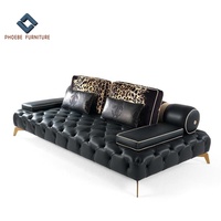 Canapés Chesterfield capitonnés en cuir véritable au style audacieux et impactant avec motifs d'animaux sauvages
