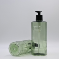 Bouteille Pompe PET Verticale Canelée 500ml 800ml Transparente Verte pour Shampooing avec Pompe Noire et Zone Logo Vierge Sérigraphiée