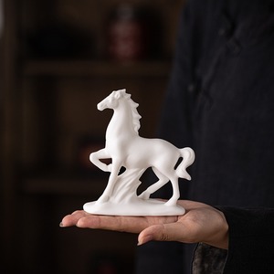 Estatuilla de Caballo Blanco pequeño de ocho corceles de cerámica MSH con textura de cola transparente - Product Image 3