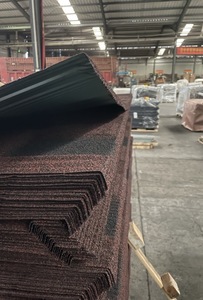 Tegole metalliche rivestite in pietra leggera isolamento termico e ignifugo per la costruzione di tegole a prova di fuoco sicure per la propria casa - Product Image 2