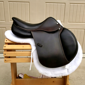 Selle d'entraînement de dressage équestre style anglais, aspect cuir, personnalisée, double arceau en bois, avec accroche en laiton pour l'entraînement - Product Image 1