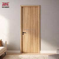 Porte battante moderne en bois composite pour appartement, intérieur insonorisé, design en verre fini pour maison et bureau
