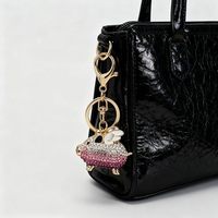 Gantungan Kunci Babi Terbang Warna Pink dengan Kristal Rhinestone untuk Kunci dan Dompet  Gantungan kunci berkilau dengan kristal rhinestone, desain lucu dan tahan lama