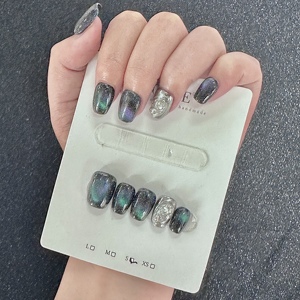 Precio de Fábrica <span class=keywords><strong>Uñas</strong></span> Postizas <span class=keywords><strong>Cortas</strong></span> Tipo Ataúd con Decoración de Brillo Aurora Negra Reutilizables <span class=keywords><strong>para</strong></span> Uso Diario de Niñas Diseño Personalizado Venta al por Mayor - Product Image 2