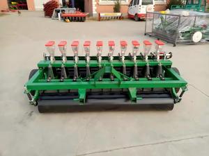 Semoir à légumes monté sur tracteur avec bande d'engrais intégrée, crée <span class=keywords><strong>des</strong></span> lits <span class=keywords><strong>de</strong></span> plantation parfaits et place les nutriments en une seule passe - Product Image 2