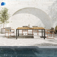 Ensemble de meubles de luxe modernes et durables pour l'extérieur, idéal pour hôtels, resorts, jardins, chambres, villas, balcons et terrasses, comprenant une table et des chaises de salle à manger.