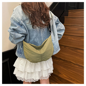 Sac bandoulière demi-lune décontracté personnalisé en nylon imperméable avec logo pour extérieur - Product Image 6