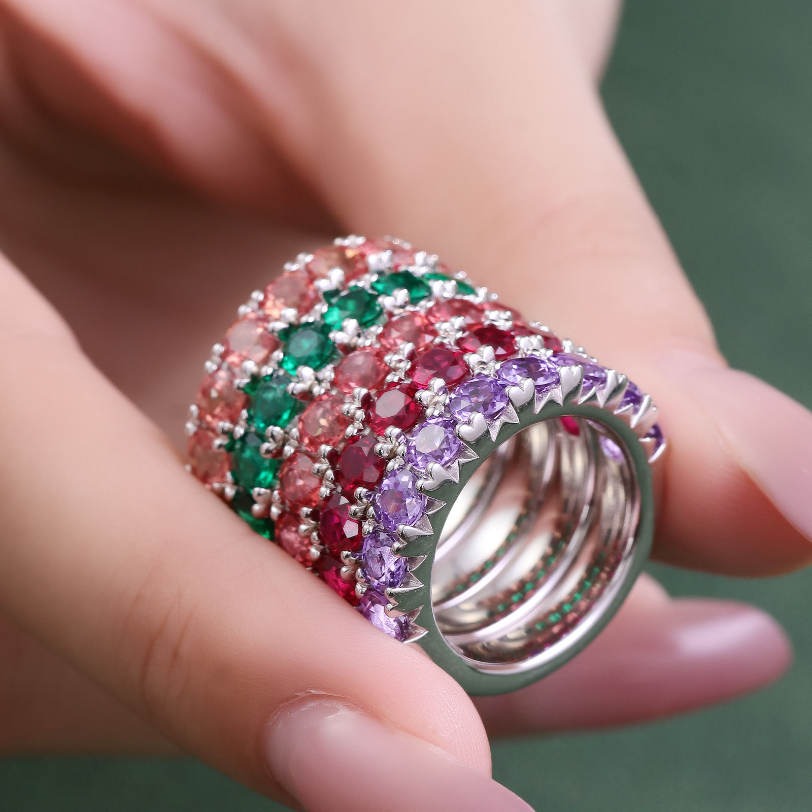 Bague en or massif 18 carats avec pierre précieuse de laboratoire.