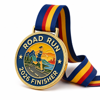Médaille de finisseur de course à pied en relief 3D émaillée plaquée or personnalisée avec ruban pour marathon, course de course à pied, récompense sportive 2026